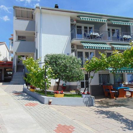 Apartments Marija Malinska Buitenkant foto
