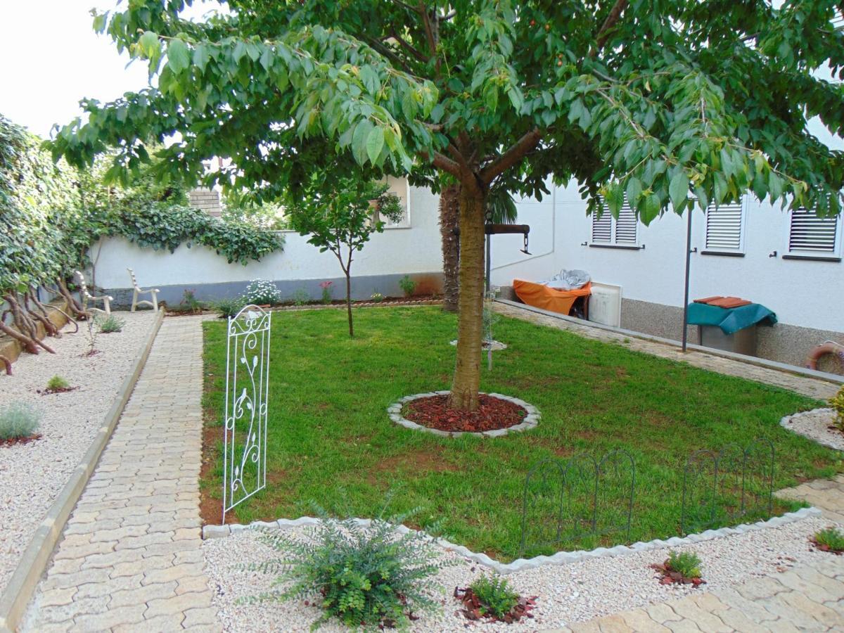 Apartments Marija Malinska Buitenkant foto